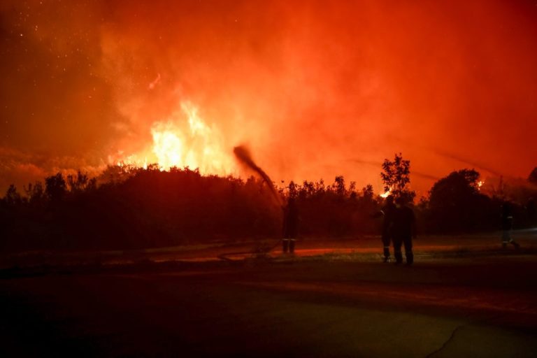 Κορινθία: Μαίνεται το πύρινο μέτωπο – Νεκροί δυο εθελοντές στην Άνω Πιτσά