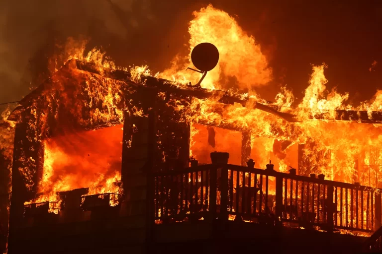 Σε κατάσταση έκτακτης ανάγκης το Λος Άντζελες λόγω πυρκαγιών – Στάχτη δεκάδες σπίτια